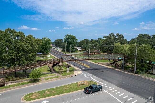 Kiehl Avenue is a popular thorofare in the Sherwood neighborhood.