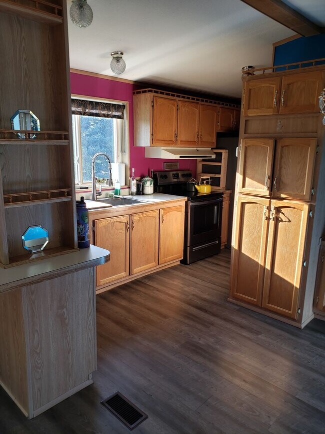 Building Photo - 2 Bed & 2 Bath Approx. 900 sqft with .9 Acers