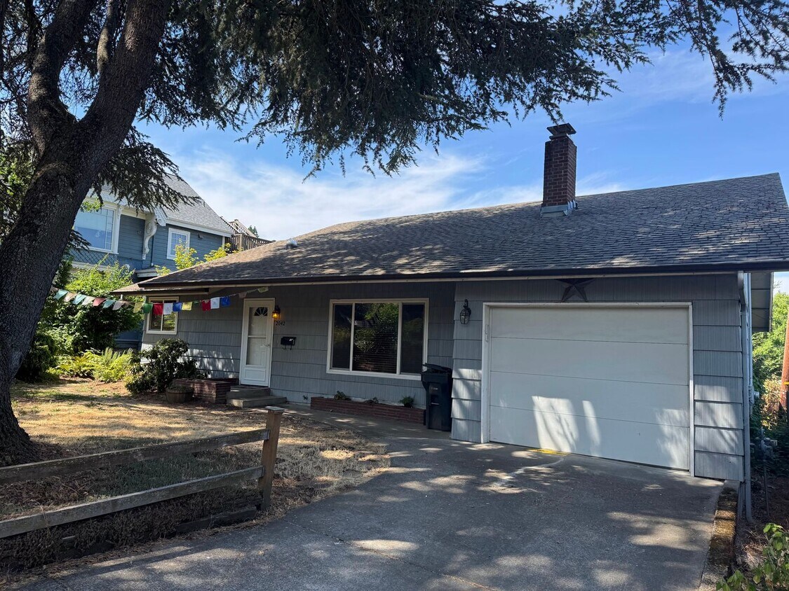 Primary Photo - 3 Bedroom Home in College Hill Neighborhood
