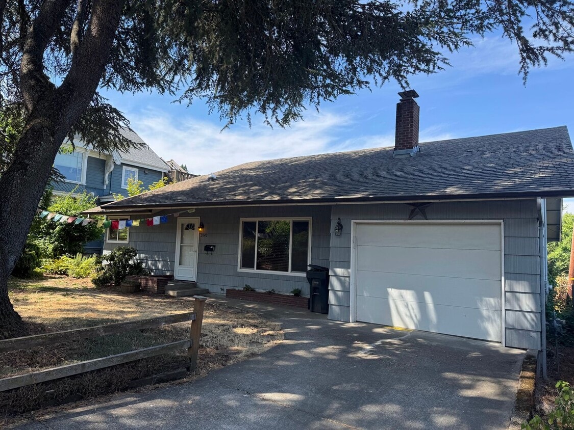 3 Bedroom Home in College Hill Neighborhood - 3 Bedroom Home in College Hill Neighborhood