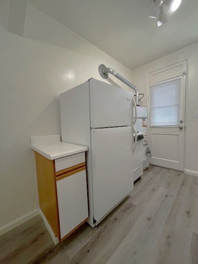 Foto del edificio - Charming, Studio Freshly Painted, move in ready