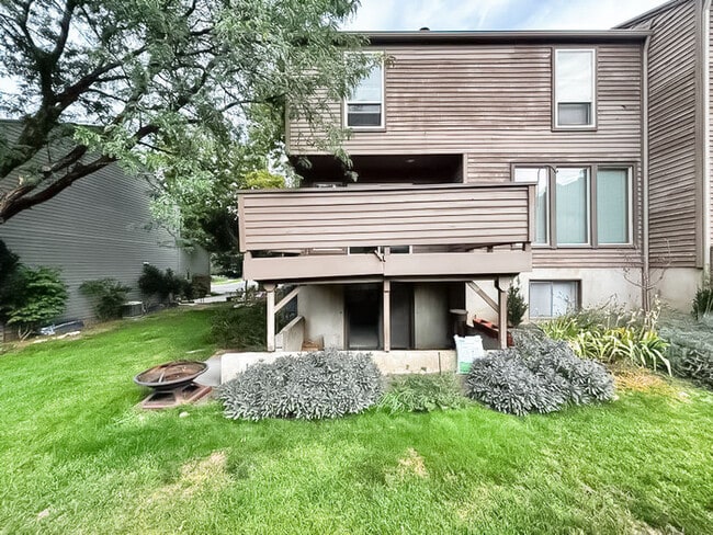 Location - Location - Location! Right betw... - Location - Location - Location! Right betw... House