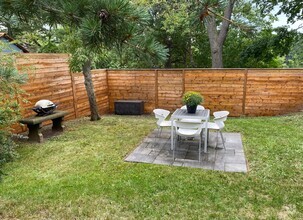 Private patio on a wooded ravine + WeberBBQ - 196 Windermere Av