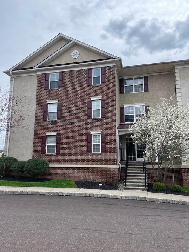 Exterior of Condo Building - 3920 Ashland Dr