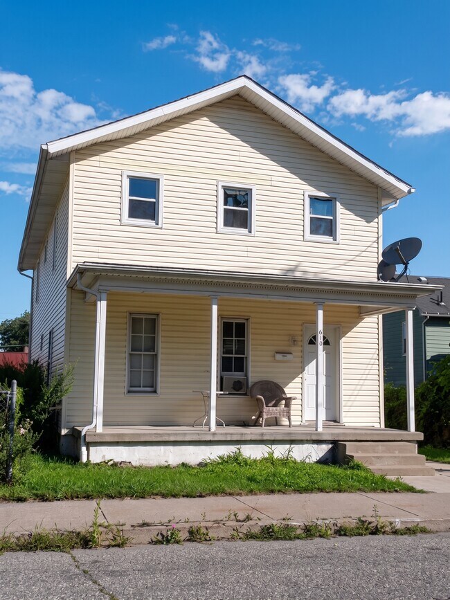Building Photo - 610 W 19th St