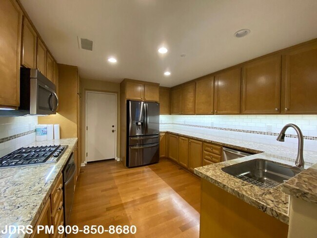 Foto del edificio - Irvine Furnished 2 Bedroom Home