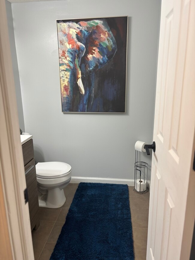 Medio baño en la planta baja - 7749 Wind Run Cir