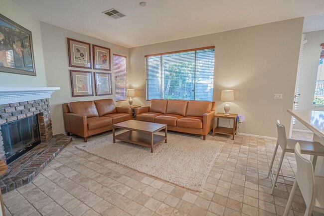 Foto del edificio - Stunning 4-Bedroom Home with Downstairs Bed/Bath, Views, and Remodeled Kitchen!