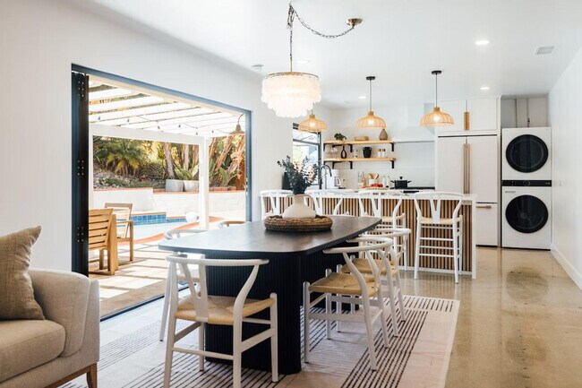 Foto del edificio - 4866 Hillside Dr