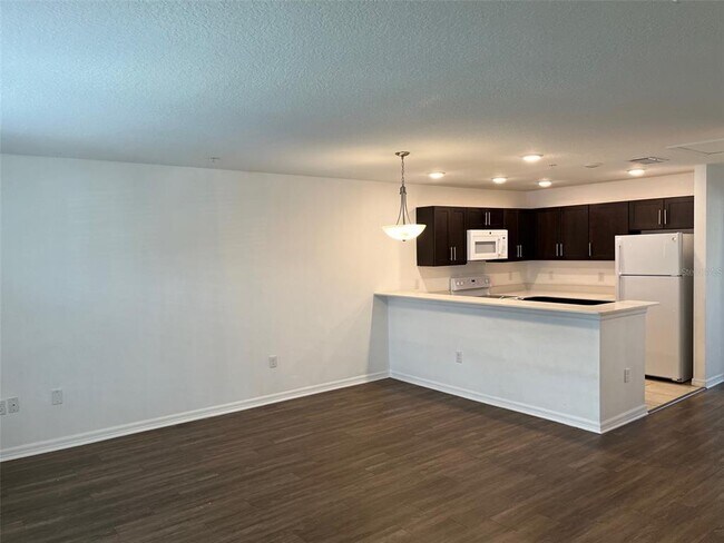 Foto del edificio - 295 Flower Ln