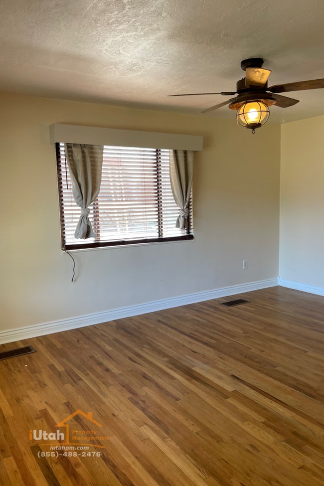 Building Photo - 4 bdrm 2 bth Home