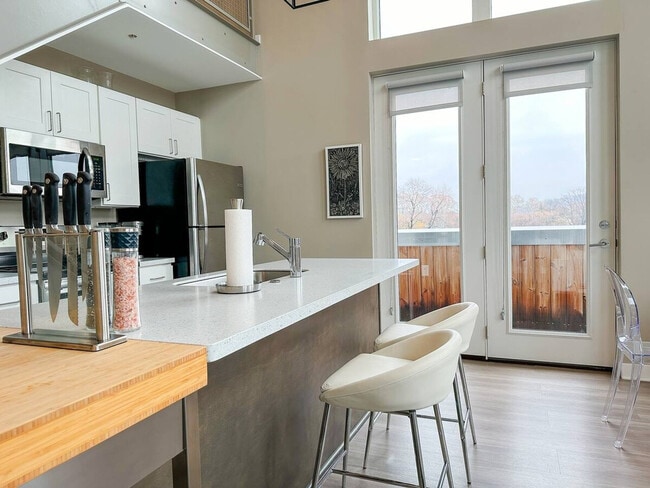 Building Photo - 630 S Goodman St