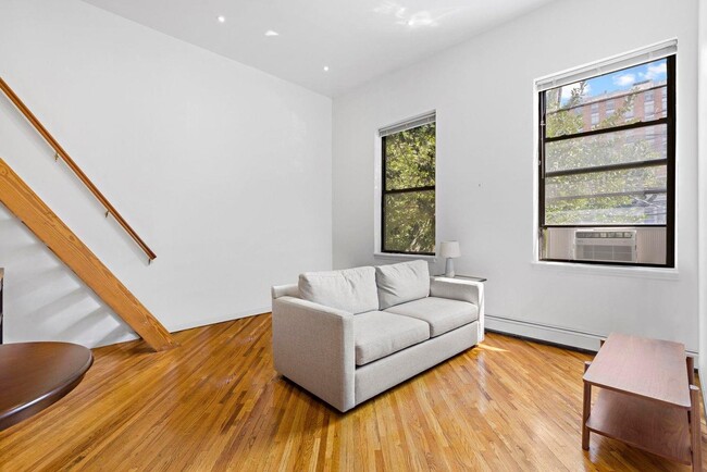 Building Photo - 174 Grand St