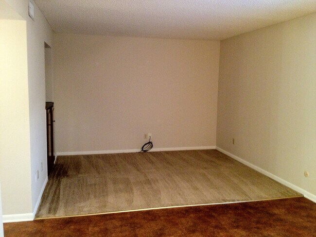 Building Photo - Townhome *LEASING SPECIAL AVAILABLE*