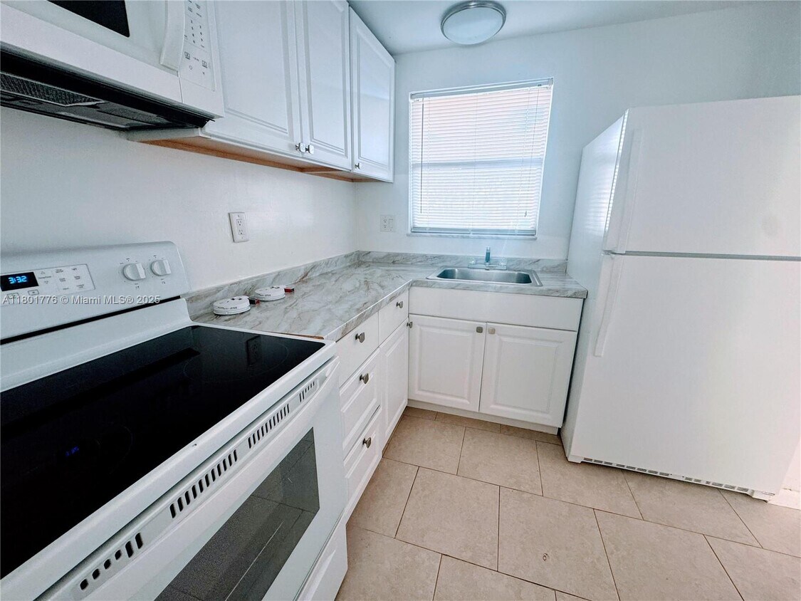 Foto principal - 8435 Sunrise Lakes Blvd