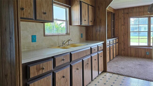 Foto del edificio - 7393 Fairlane Ave