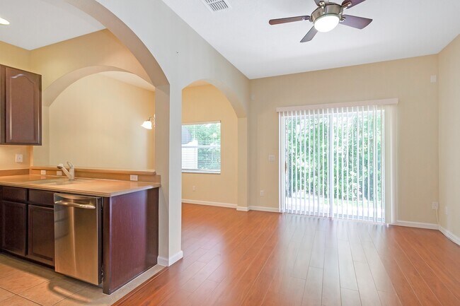 Building Photo - 10242 Park Commons Dr