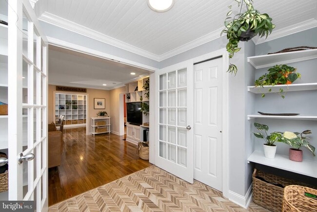 Building Photo - 22 W 6th Ave