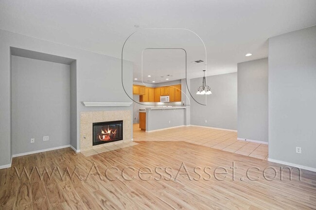 Building Photo - 3 Bed / 2.5 Bath Townhome | Open Layout + Modern Finishes