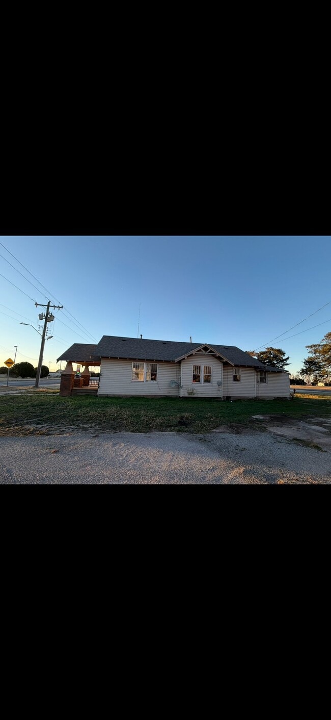 Building Photo - 715 Comanche St