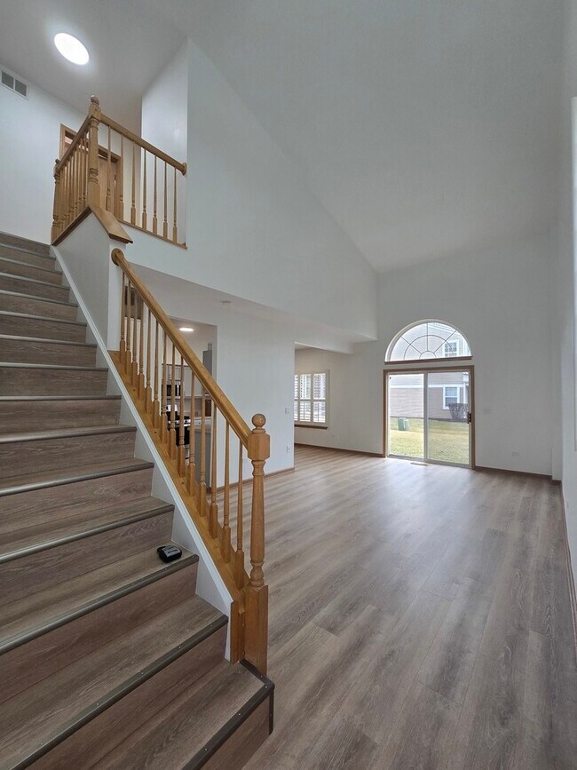 Building Photo - 4135 Oak Tree Ln