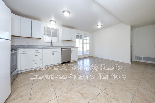 Building Photo - 4020 S Silver Beech Ave