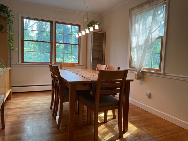 Building Photo - 8 Hillsview Rd