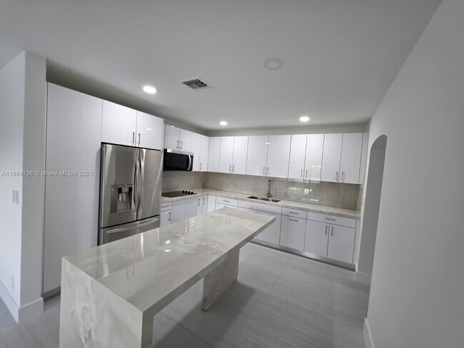 Building Photo - 566 W 41st Pl
