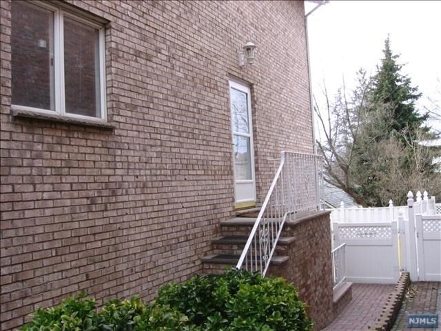 Building Photo - 336 E Columbia Ave