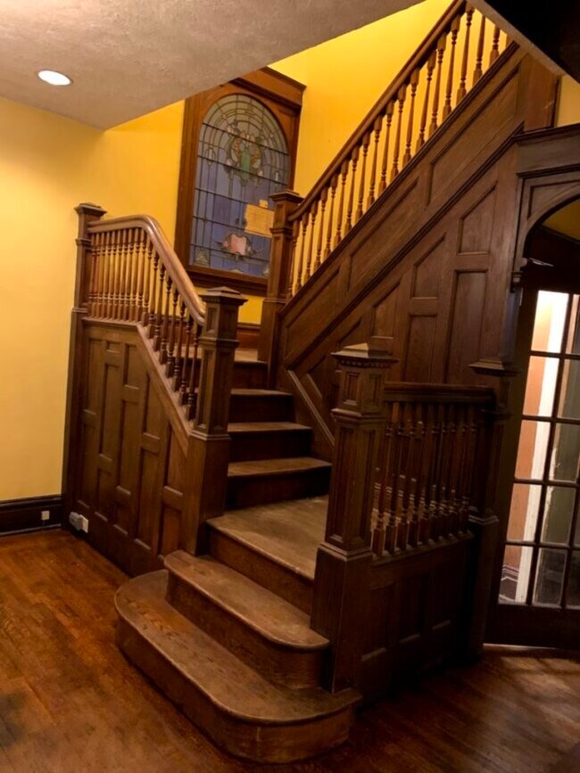 Escaleras al dormitorio de arriba - 518 Washington Ave