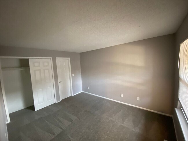 Building Photo - Spacious Aurora Townhome