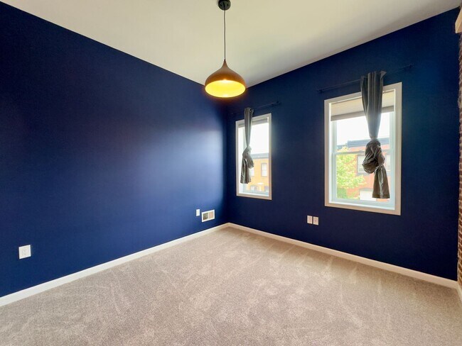 Building Photo - Modern 2-Bedroom Townhome with Stylish Fea...