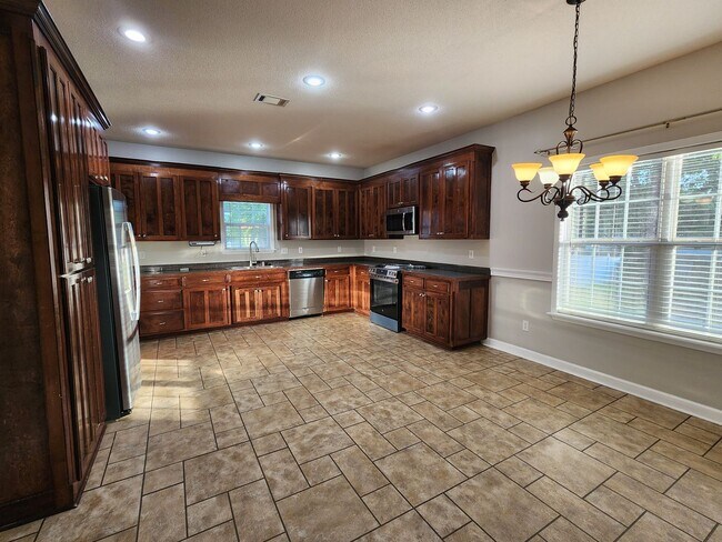 Foto del edificio - !!$500!! OFF FIRST MONTH!! Spacious 4BR Home with Fireplace, Screened Porch & Privacy-Fenced Yard