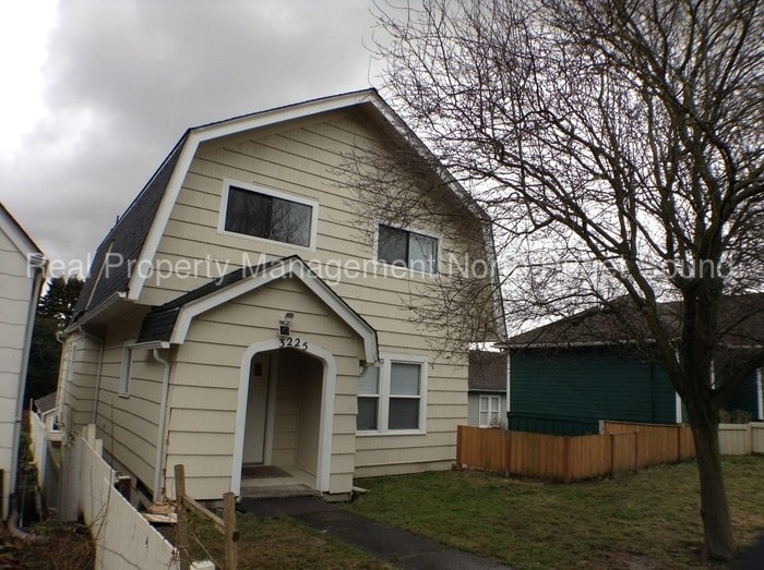 Downtown Everett Duplex 4 bed, 1.5 bath House for Rent in Everett