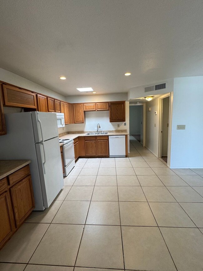 Building Photo - Great 2 bedroom 2 bath townhouse in beauti...