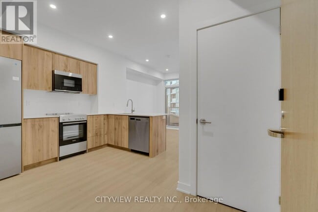 Building Photo - 25 Wellington St S