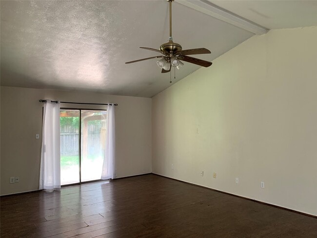 Foto del edificio - 6823 Blue Ridge Dr