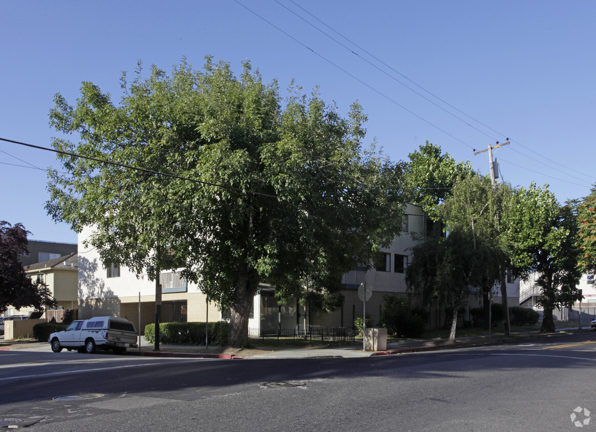 Building Photo - 380 E San Salvador St