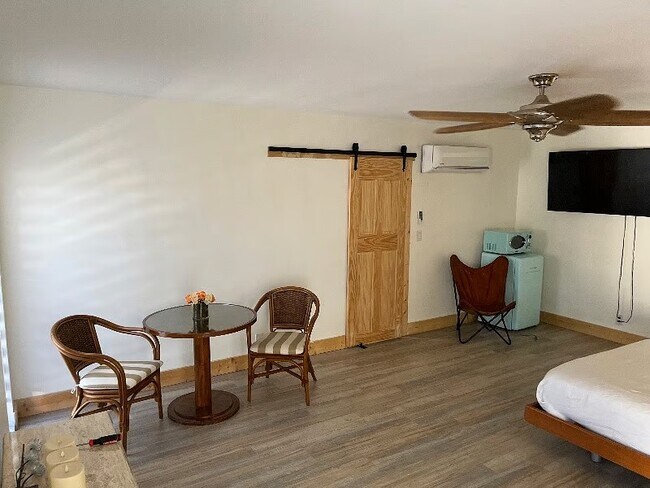 Foto del edificio - 5704 Melaleuca Dr