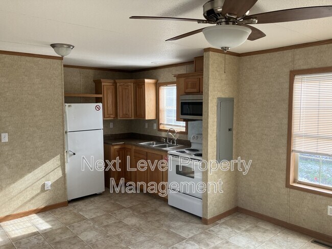 Foto del edificio - 2115 U.S. Hwy 2 E