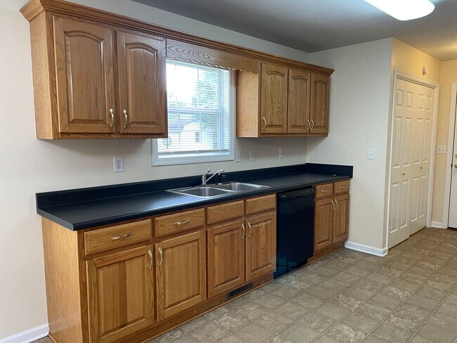 Building Photo - Spacious Home in the Center of Town