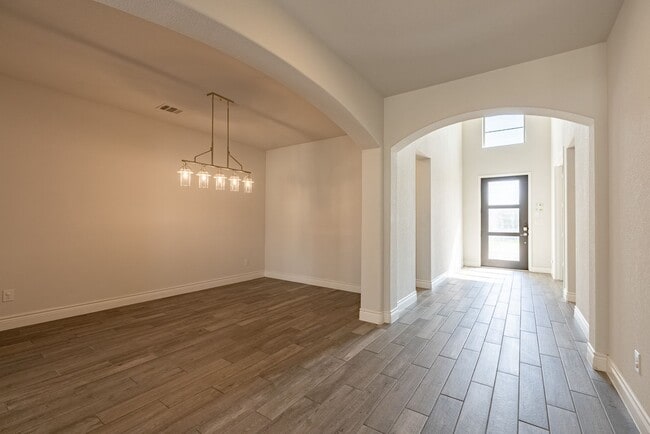 Building Photo - Beautiful 4 bedroom, 3.5 bathroom home in ...