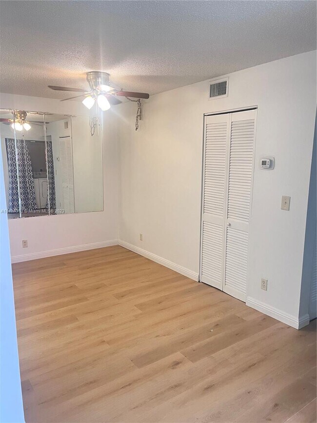 Foto del edificio - 3248 NW 104th Ave