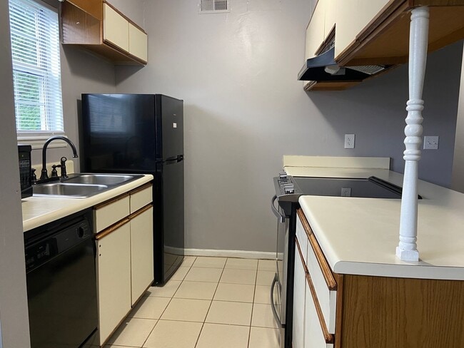Building Photo - 1 Bedroom, 1 Bathroom Condo in High Point!