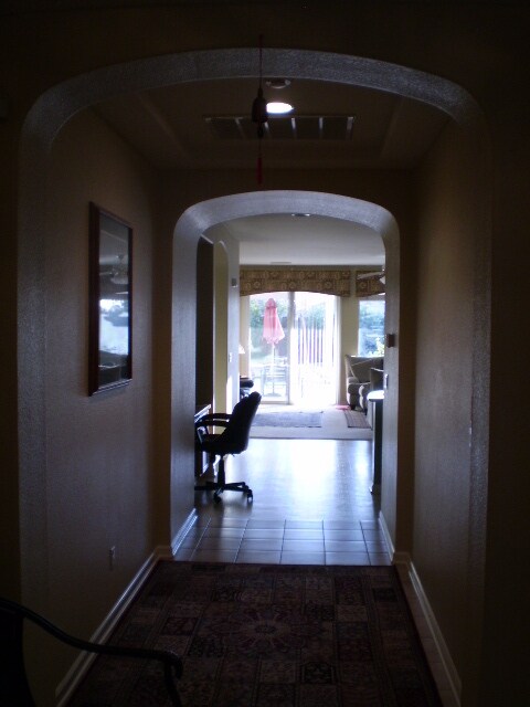 Building Photo - Beautifully Maintained and Upgraded Parkwa...
