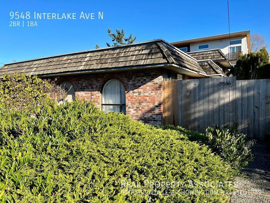 Primary Photo - Great Natural Light! Large 2 Bedroom in Du...