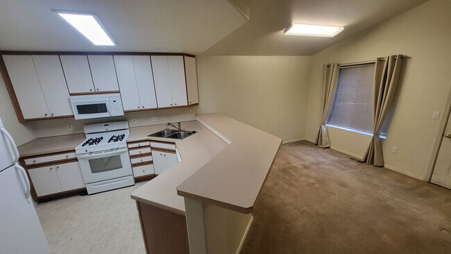 Building Photo - 562 NE Negus Loop