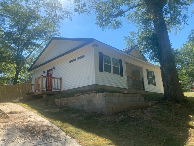 Foto del edificio - 825 Forest Lake Dr S