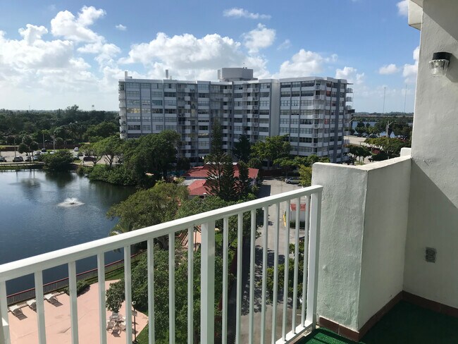 Foto del edificio - 1300 NE Miami Gardens Dr
