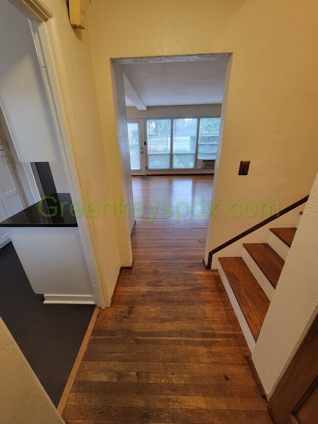 Foto del edificio - Large 2 Bedroom 1 Bath Unit off Broadway w...